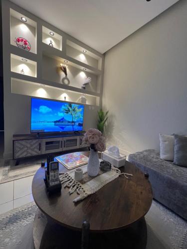 Unaizah Apartment | شقة بصالة مودرن وغرفة نوم