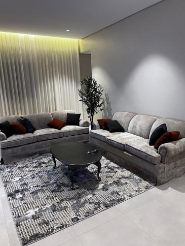 Tabuk Apartment | شقة بغرفة نوم سرير ماستر و صالة و مطبخ و دورة مياه-رمز مرور ذاتي- قرب المطار