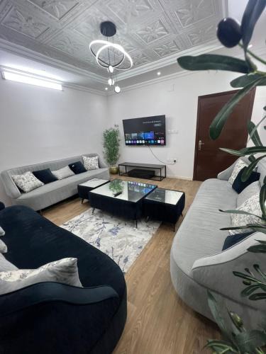 Al Kura Apartment | شقة غرفة نوم ومجلس ومطبخ وحمام