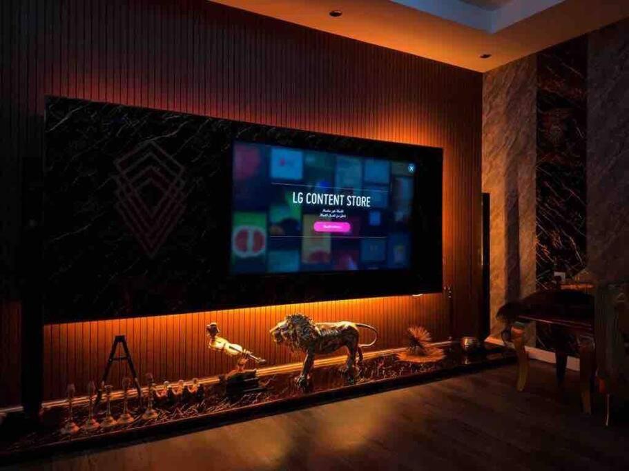 Al Ulaya Apartment | شقة فاخرة صالة كبيرة وغرفتين نوم وسطح وثلاث حمامات
