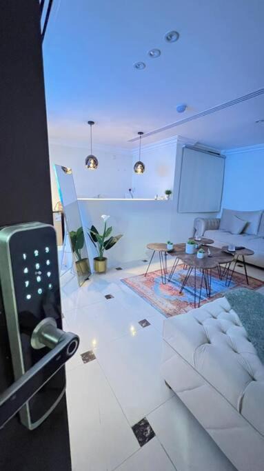 Riyadh Apartment | شقة فندقية بتصميم عصري وبأثاث فاخر ودخول ذاتي.