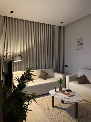 Al Kharj Apartment | شقة مطلة على البرج - غرفه وصالة