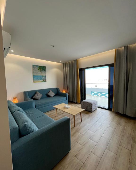 Durrat Al-Arous Apartment | غرفة صالة بلكونة على الشاطئ - عوائل