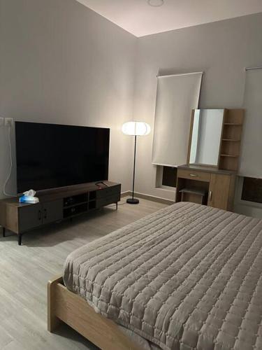 Al Hofuf Apartment | غرفة نوم خلف بلك كوفي
