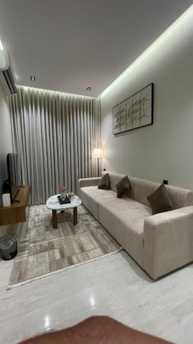 Al Kharj Apartment | غرفة وصالة فندقية في حي الورود