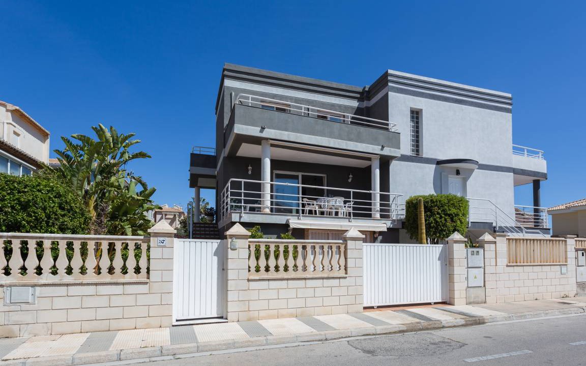Oliva House | 157 m² House ∙ 3 bedrooms ∙ 6 guests