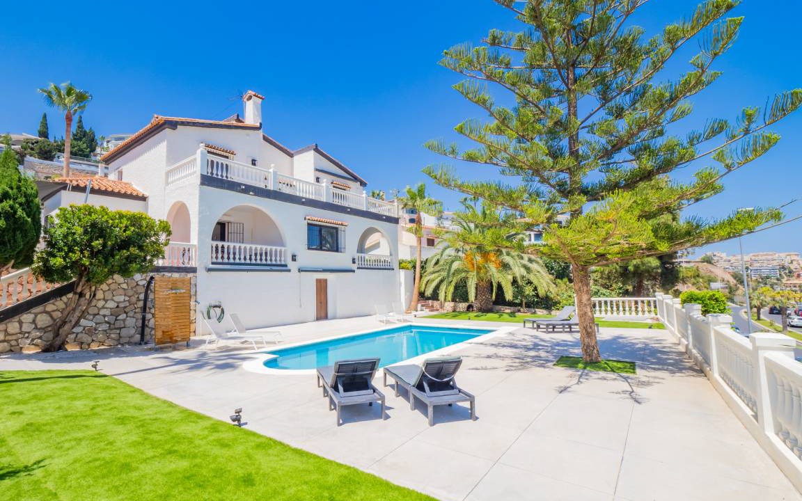 Benalmadena Costa Villa | 280 m² Villa ∙ 4 bedrooms ∙ 8 guests