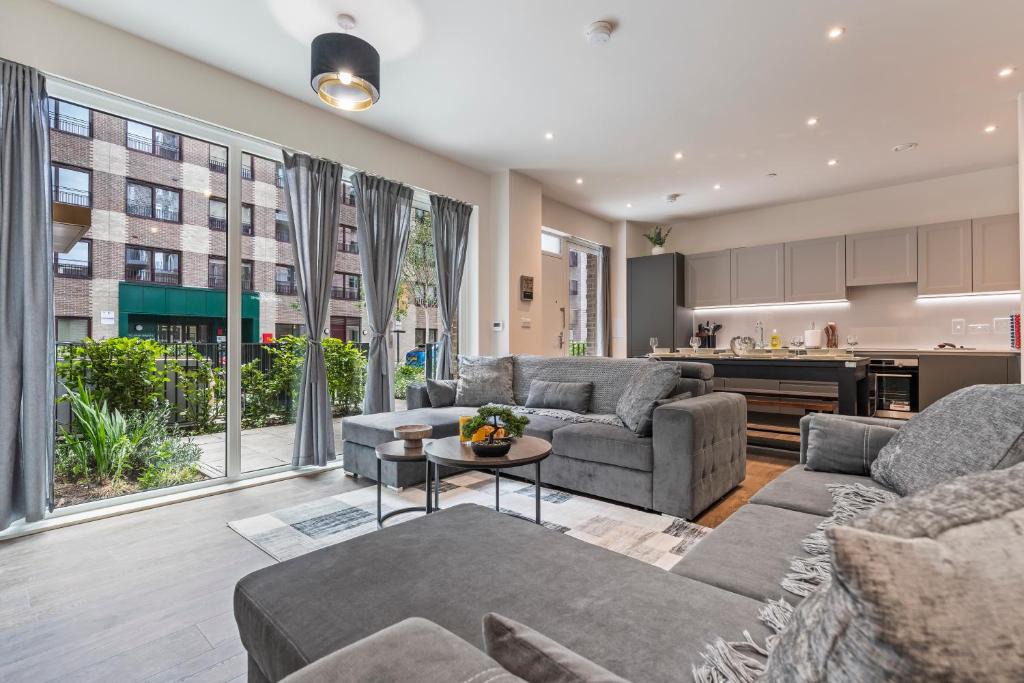 Marlborough Apartment | 3 Bed Duplex, Pool Table, 4 Stops to Wembley