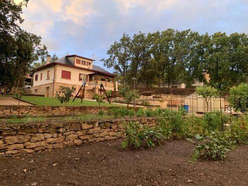 Miraflores de la Sierra House | 300 m² House ∙ 8 bedrooms ∙ 16 guests