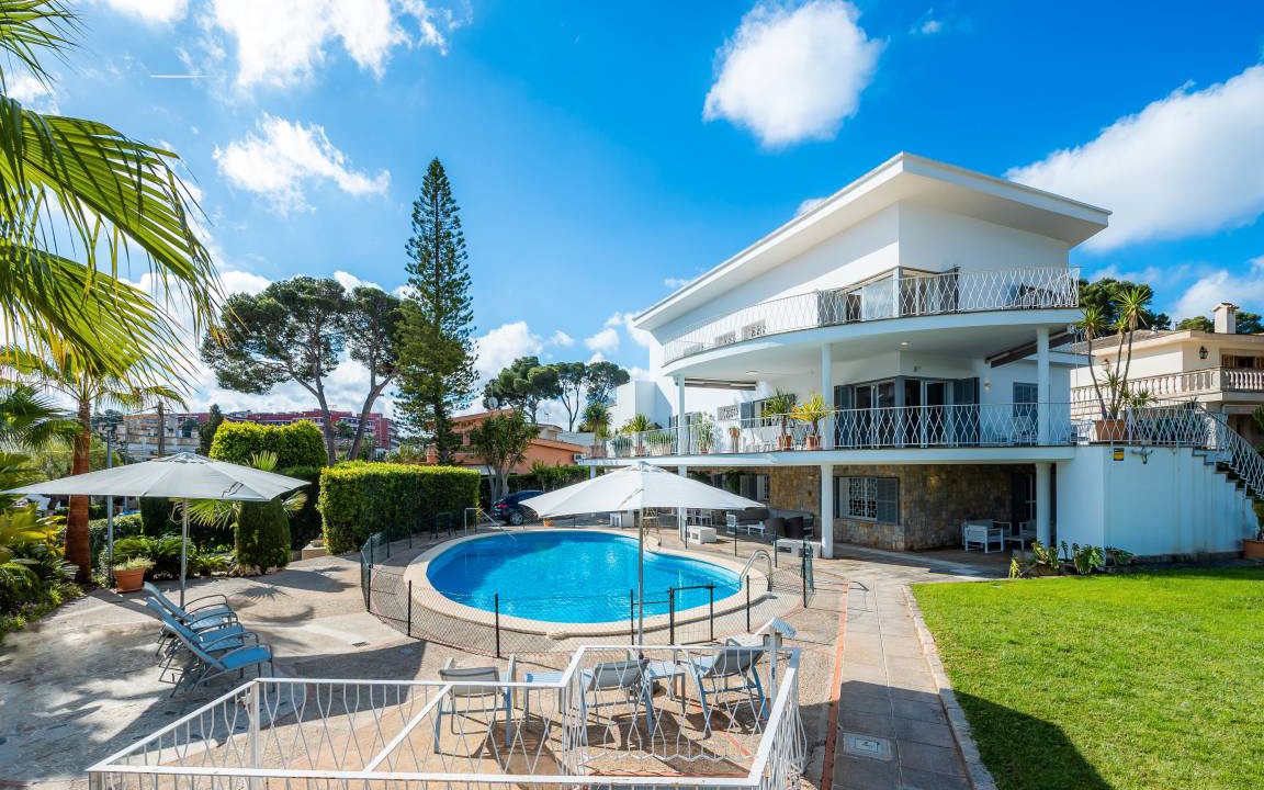 El Arenal Villa | 670 m² Villa ∙ 8 bedrooms ∙ 12 guests
