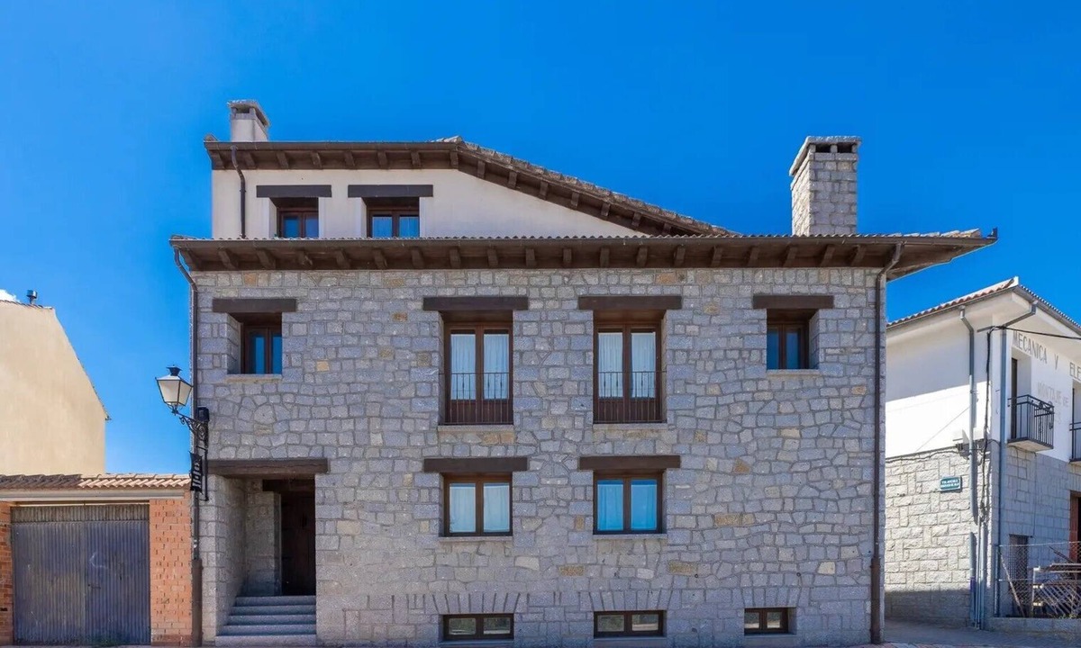 Villacastin Cottage | Alval House for 23 people