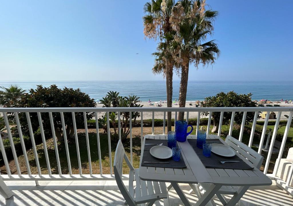 Torrox Costa Apartment | Apartamento en Primera Línea de Playa