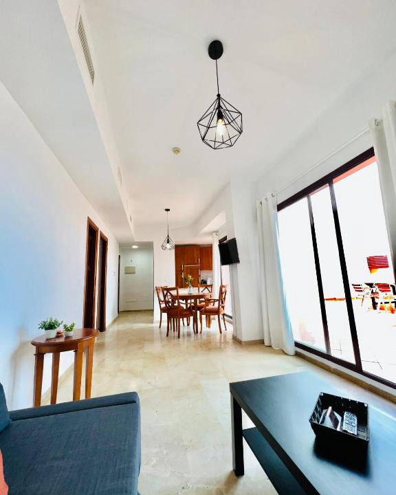 Puerto de la Duquesa Apartment | Apartamento con piscina en plena playa