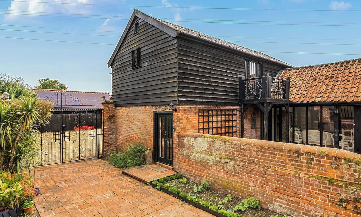 Palgrave House | Barn Conversion Sleeps 2 with Parking