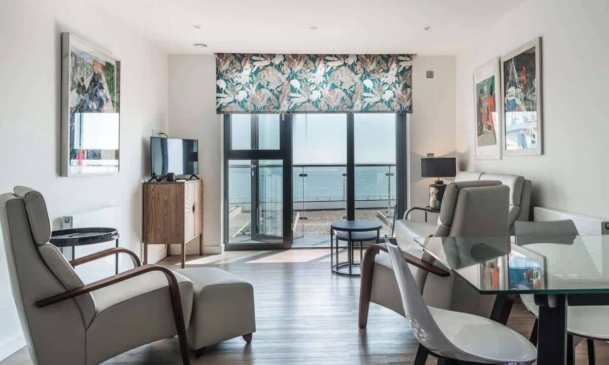 Ramsgate Apartment | Beachside-New! Central, sea views & parking