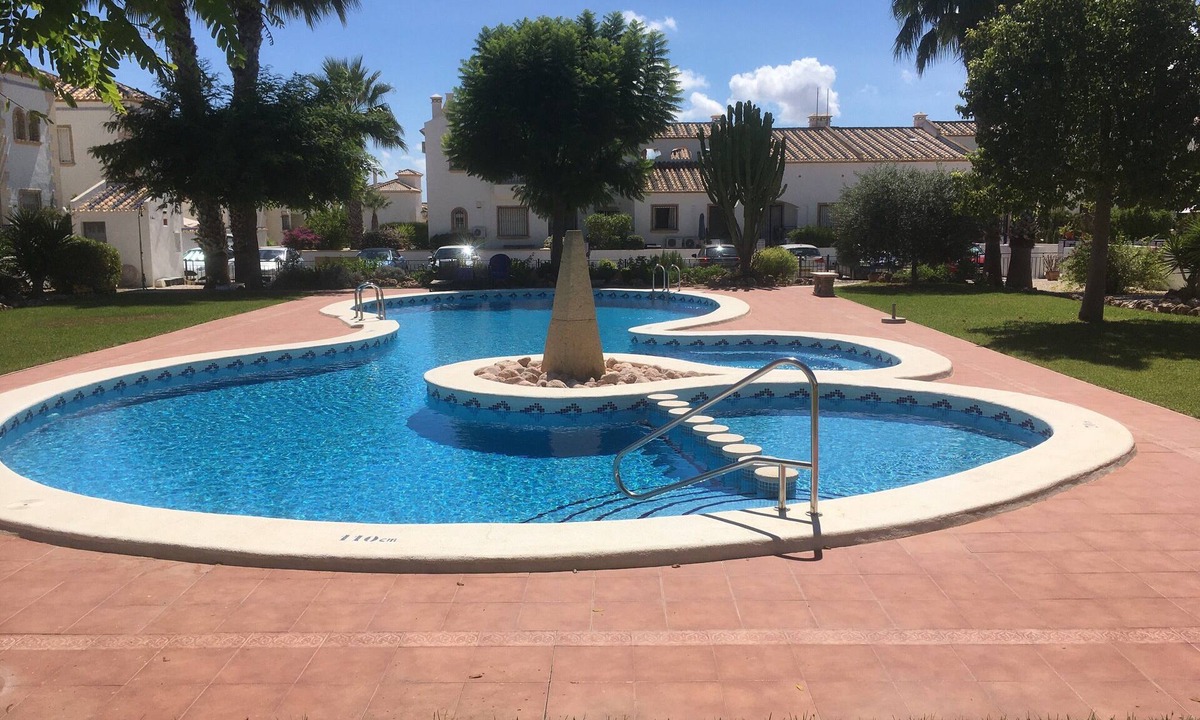 Guardamar del Segura House | Bungalow Close to Beach, Bars/Restaurants.-Communal Pool &Garden.WiFi;AirCon;