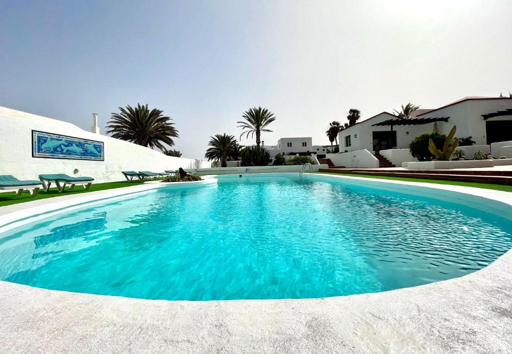 Charco del Palo Apartment | Bungalow para nudistas, con Wifi y estupenda vista la Piscina, a pocos metros de la playa