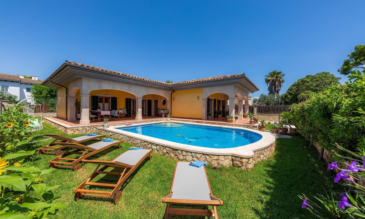 Alcudia Villa | “Ca Na Rosa” close to the Beach with Wi-Fi, A/C, Terrace, Garden & Pool