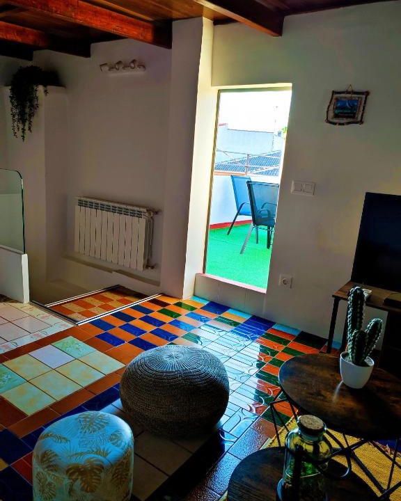 Villarejo de Salvanes Apartment | Casa Luzon, terraza-solarium con ducha y salon rustico