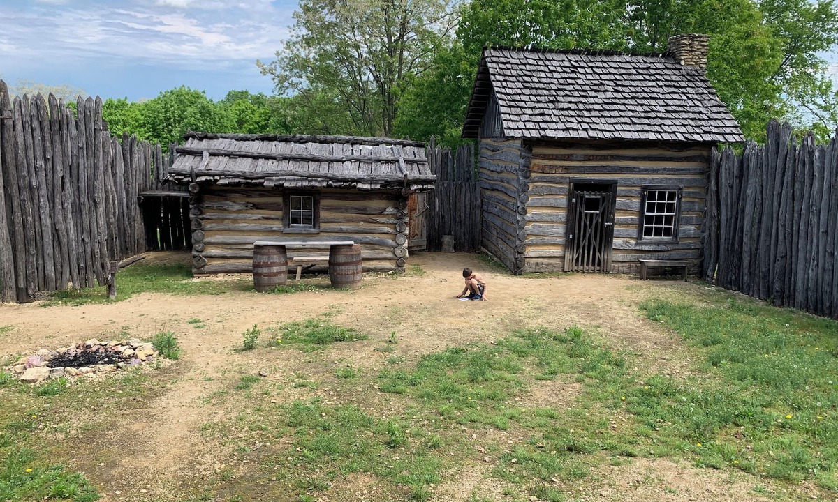 Galena Boat Rental | Charming 1-bedroom boat in brilliant Galena with AC