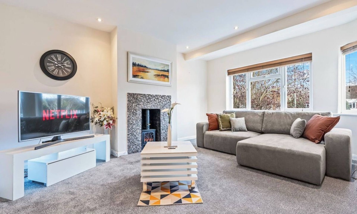Thames Ditton House | Charming Thames Ditton Apt- Sleeps 6- Free Parking