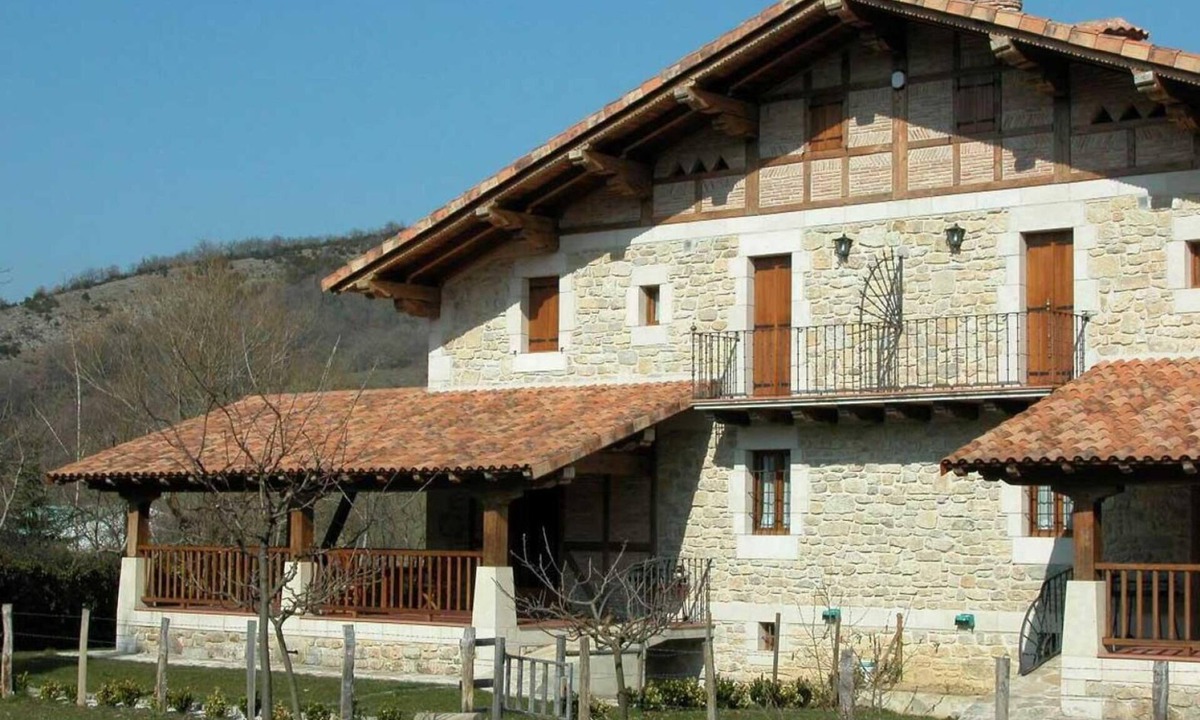Eguaras House | Country House 'Sagastietxea' with Mountain View, Private Terrace and Private Garden