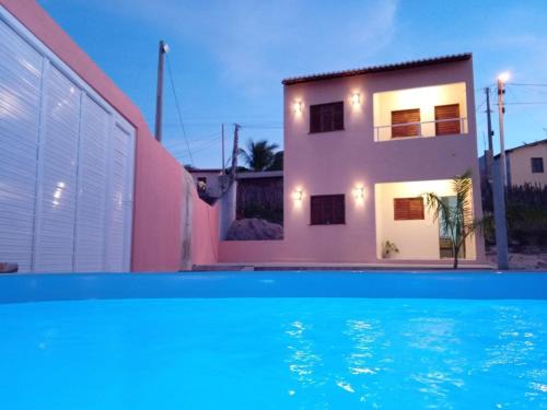 Aracati House | Duplex de 2 quartos com ar condicionado , piscina e estacionamento