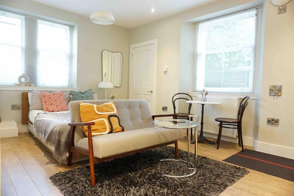 Merchiston Apartment | Fully licensed studio in peaceful neighbourhood
