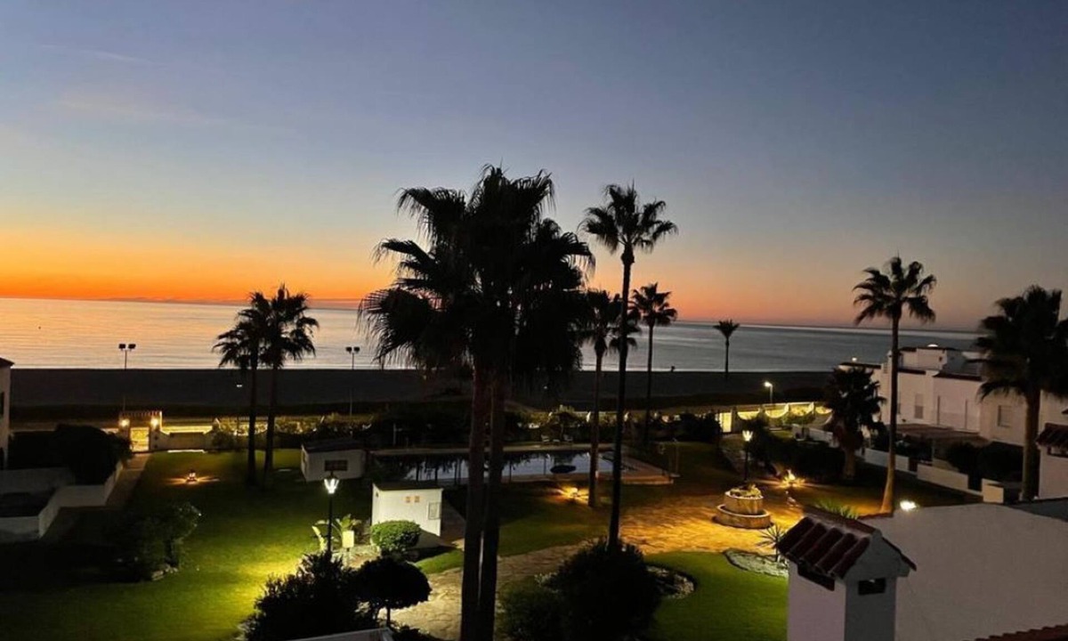 Cabrita House | Gem Beach House Pool Sports Club Water Front Rooftop BBQ