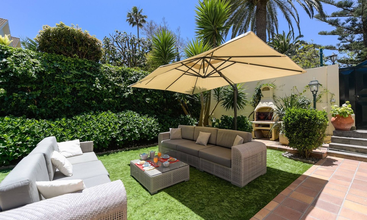 Las Brisas Ski Chalet | House with cozy garden BBQ and free parking