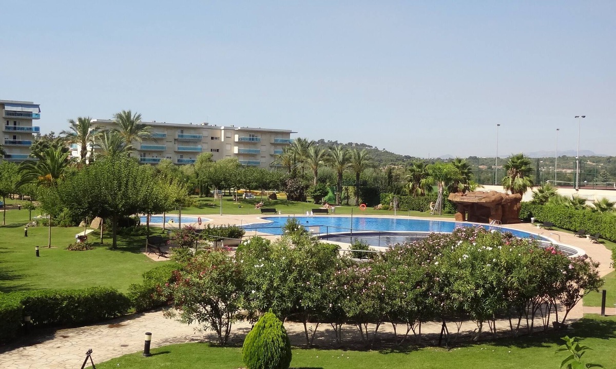 La Pineda Apartment | La Pineda: RESIDENTIAL APARTMENT. With pool, 200m Beach, Port Aventura, PADDLE, Mini golf, petanque, basketball, football .
