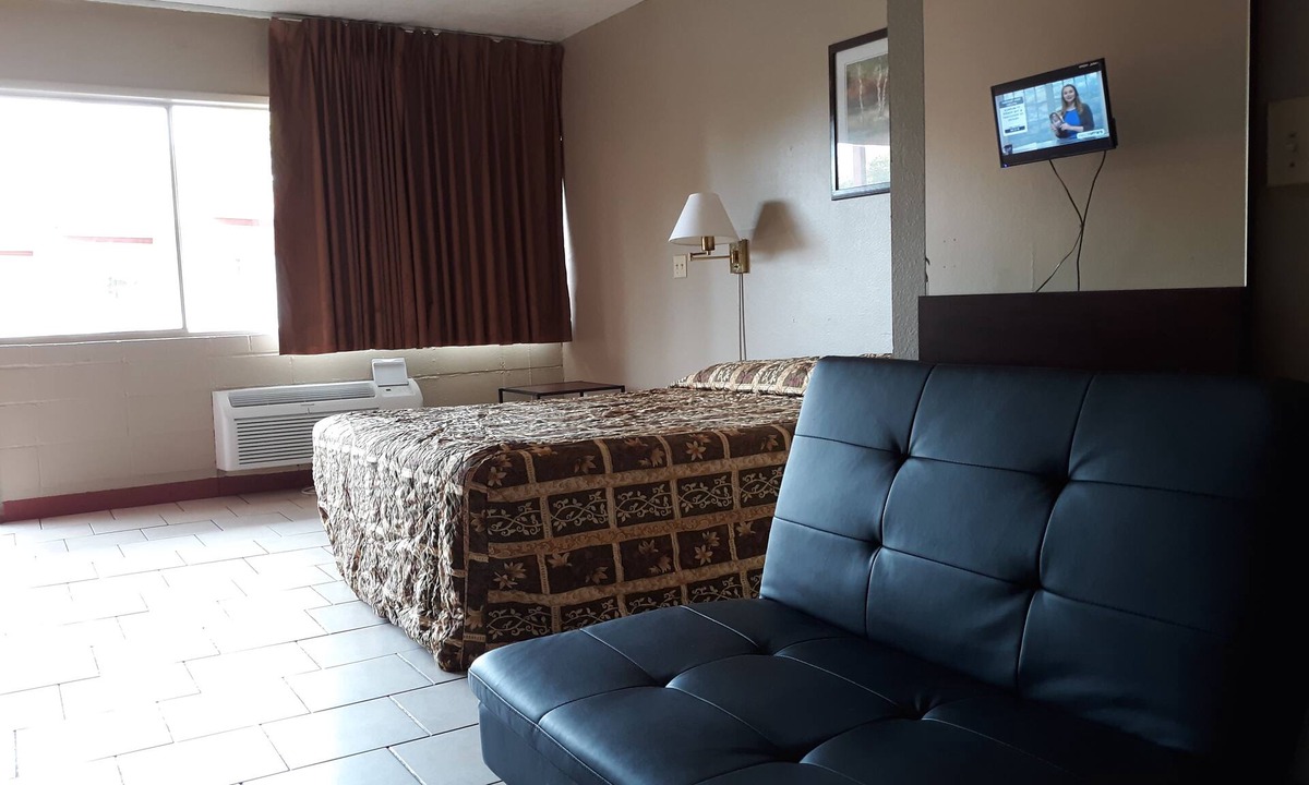 Old West Side Hotel | Longview Inn
