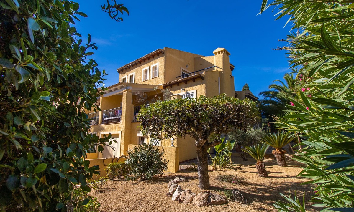 La Colina Villa | Luxury 4 bedroom villa La Nucia with large garden, private pool, terraces