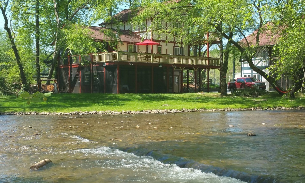 Helen Ski Chalet | Luxury Chalet On The Chattahoochee River - Short Walk To Downtown Helen