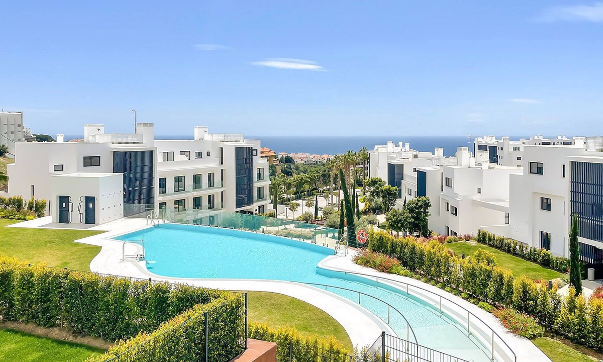 Fuengirola Apartment | Modern and luxury apartment, with communal swimming pool. Ideal for families.