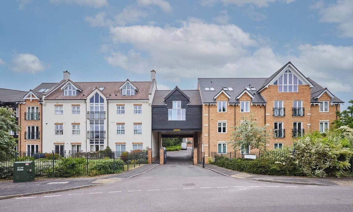 Oadby Apartment | Modern Comfort: 2BR Flat w/Free Parking in Oadby