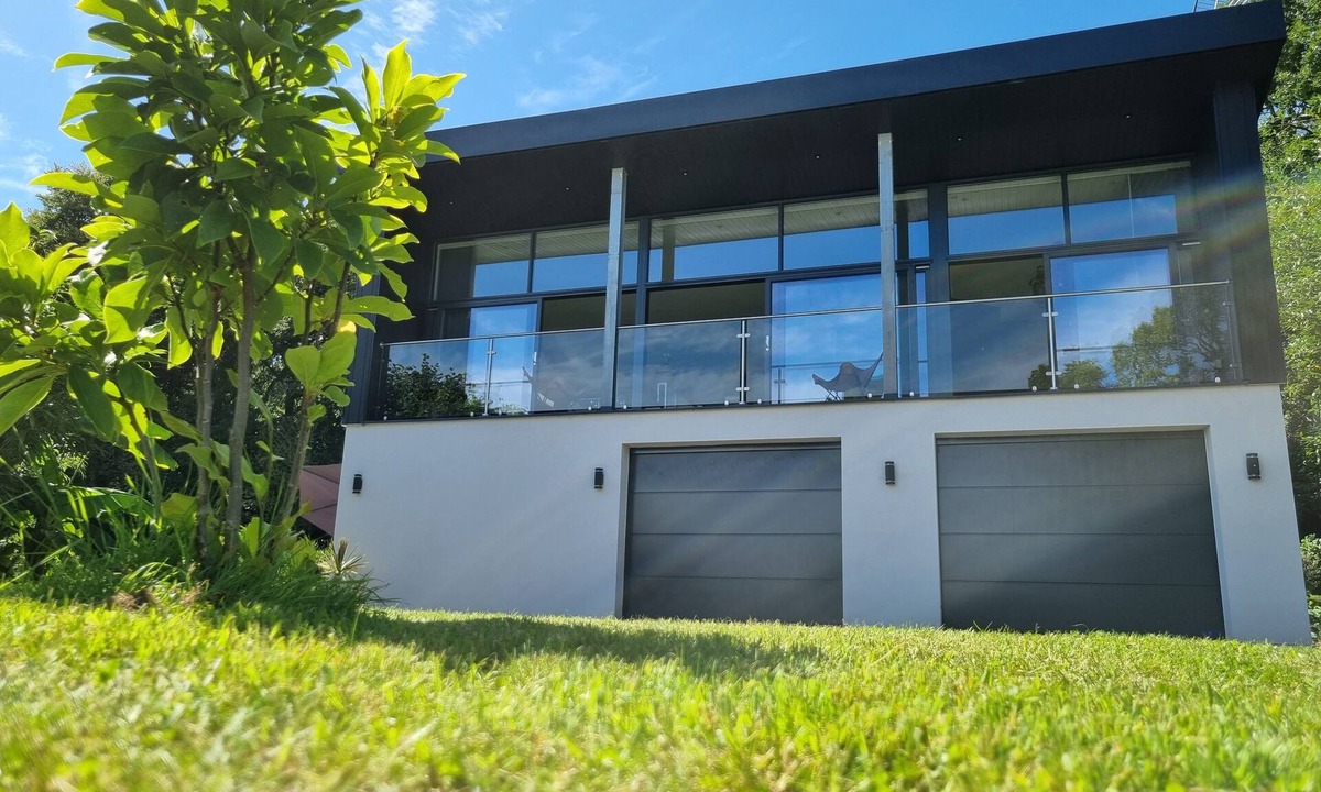 Ebford House | Modern, open plan property outside Exeter, panoramic sea and estuary views.