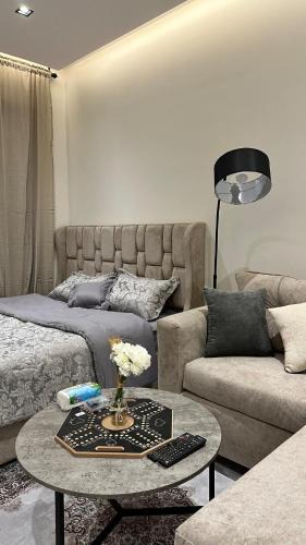 Al Khobar Apartment | Modern room with small club and coffee corner