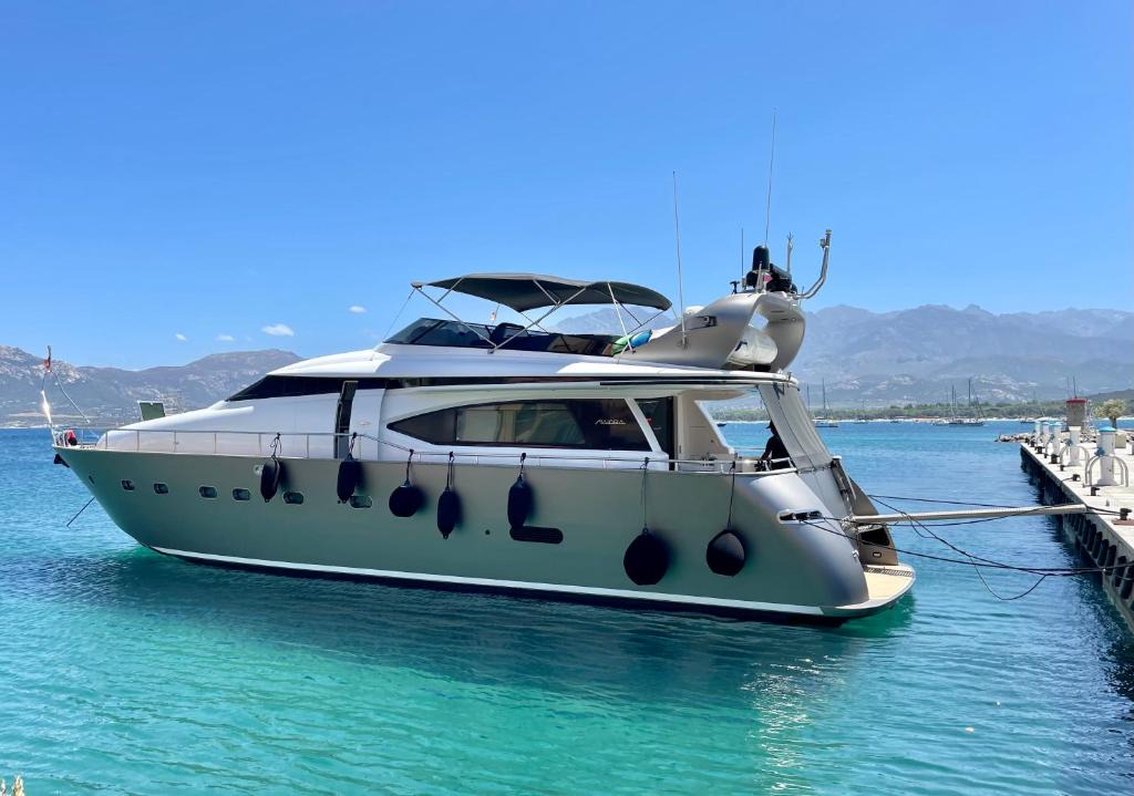 Barceloneta Boat Rental | MotorYacht 21 avec équipage