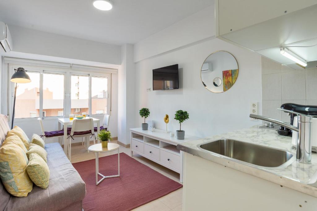 La Malagueta Apartment | MP7 Renovated apartment right on the beach 700 meters away from Old Town