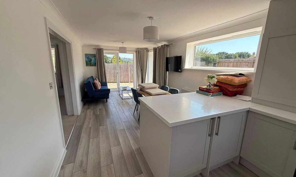 Honiton House | New 2BR Open Plan Bungalow With Free Parking