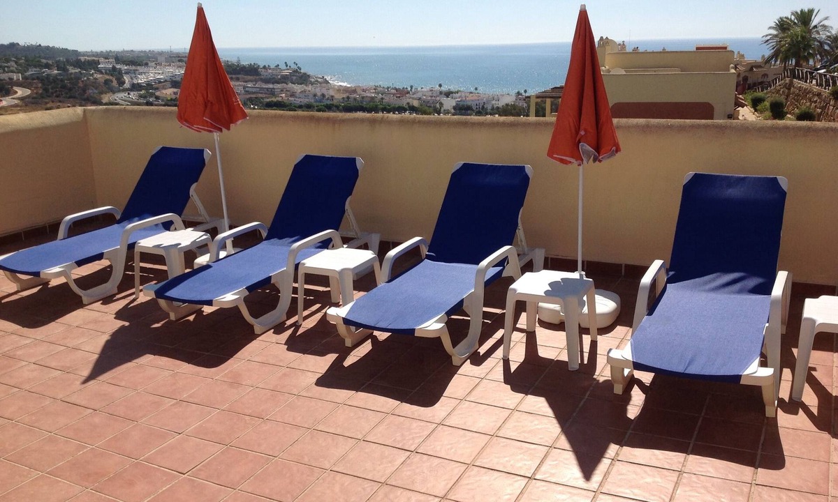 Mijas Apartment | Penthouse with sunny roof terrace, seaview, close to bars/restaurants, air con