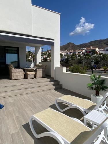 Chimenea Apartment | SB Royal Palm 20
