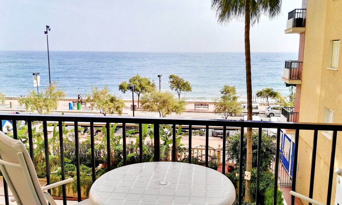 Fuengirola City Centre Apartment | Sea ​front apartment with pool. Satellite TV. Wifi. DECREASING PRICES.