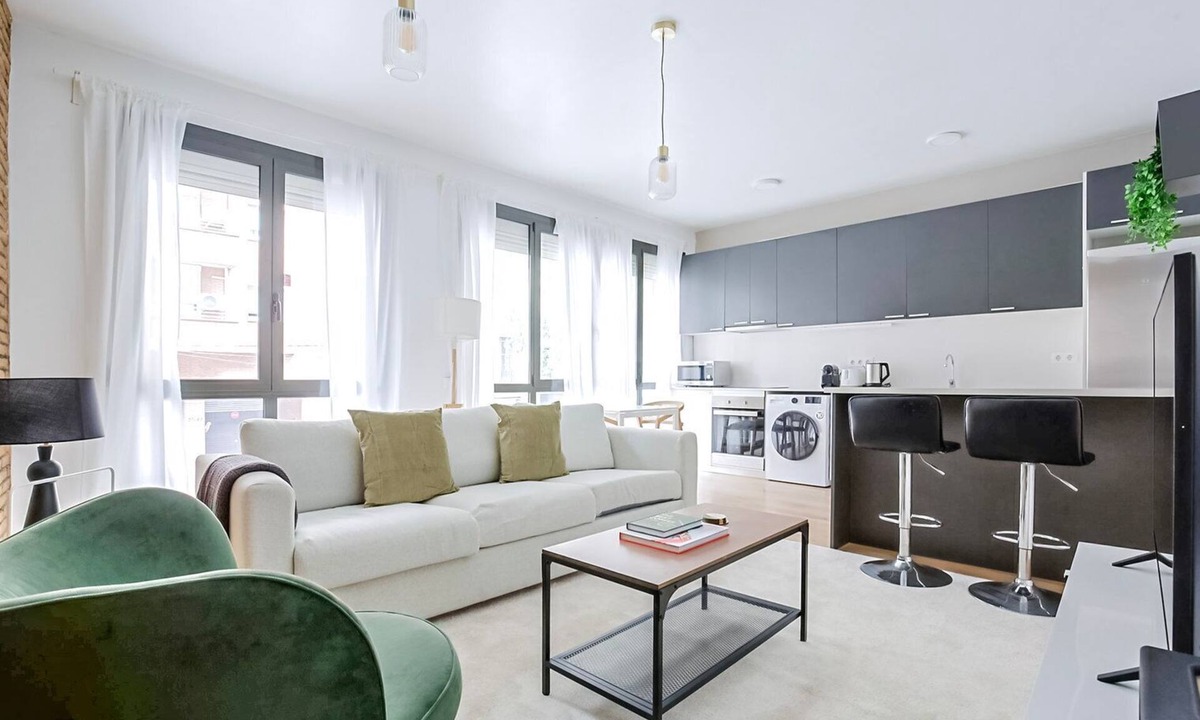 La Nova Esquerra de l'Eixample Apartment | Serene Nova Esq de l'Eixample 2BR w/A/C, W/D & Elev, by Blueground