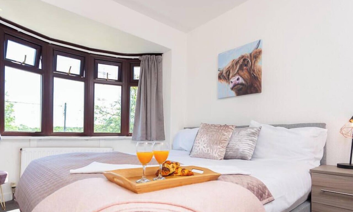 Coxhoe Apartment | Spacious 3 bed, 2 min drive from amazon and A1