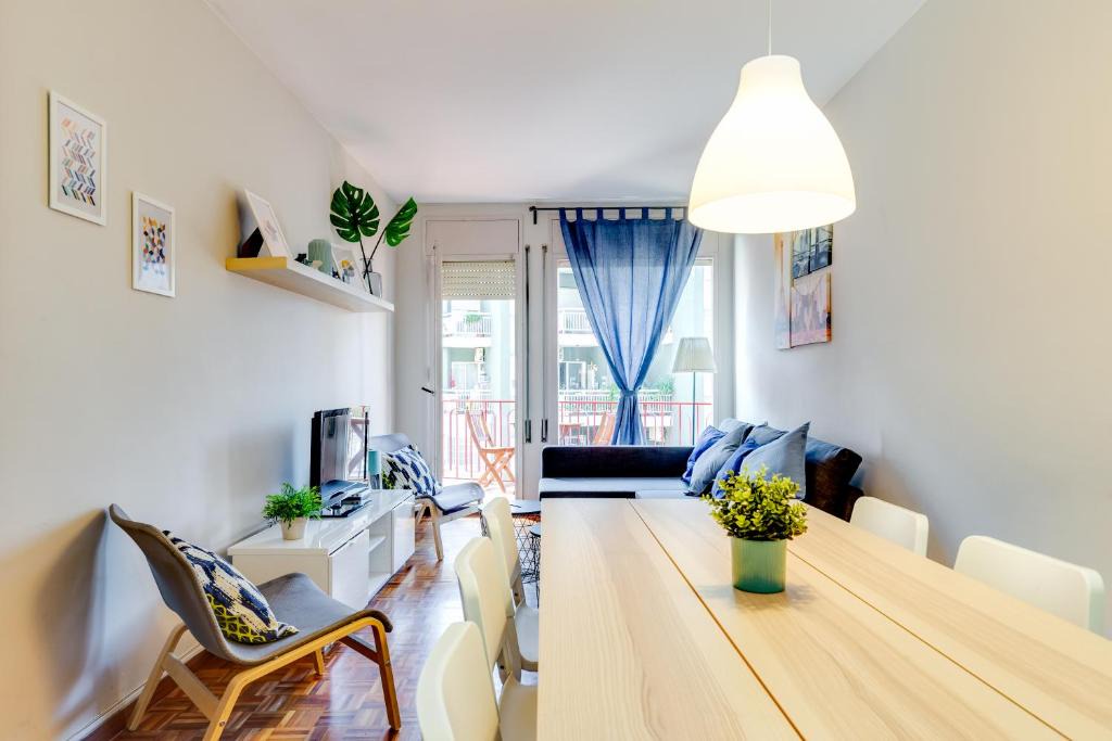 Sants-Badal Apartment | Spacious 4 Bedroom Apartment Fira BCN & Camp Nou