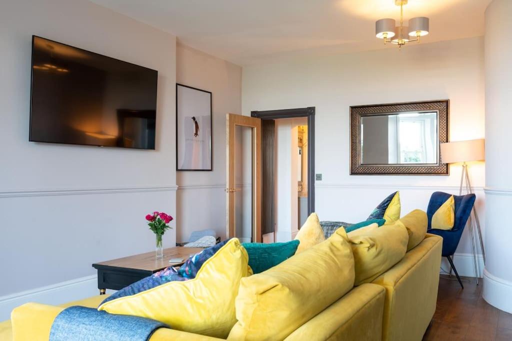 Herne Bay Apartment | Spacious Beachfront Getaway with Stunning Ocean Views & Parking