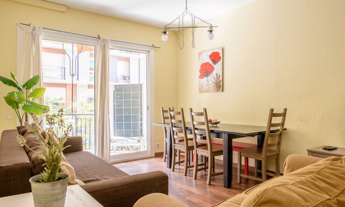 Esquerra de l'Eixample Apartment | Spacious & Design 4Br w/Balcony WIFI + Parking 15m Ramblas Walking Distance