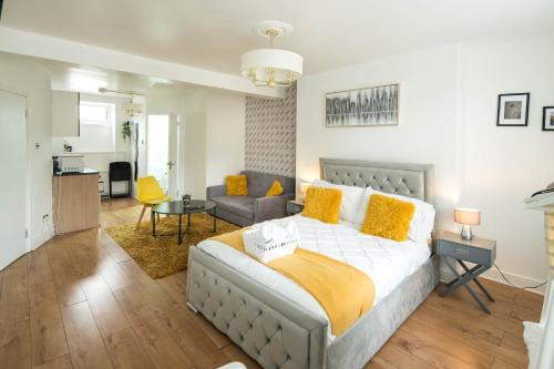Stepney Green Apartment | Spacious Studio Central Sofa bed